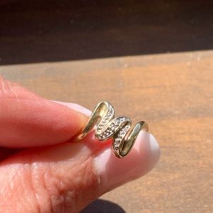 Gold ring with diamonds